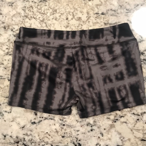 🚨 Under Armour Volleyball Shorts 🚨 PRICE DROP! - Picture 3 of 4